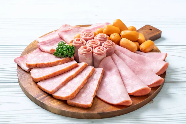 pastırma, sosis, jambon füme ve barbekü pastırma ahşap tahta üzerinde