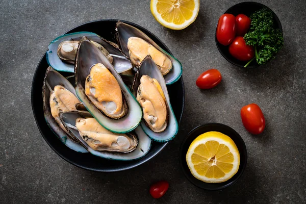 üzerinde siyah kase taze midye