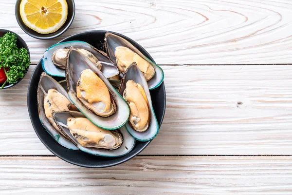 üzerinde siyah kase taze midye