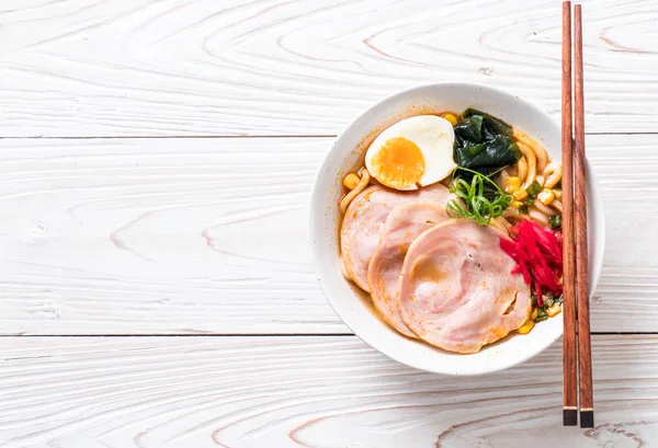 Baharatlı miso udon ramen noodle ile domuz eti - Japon gıda tarzı