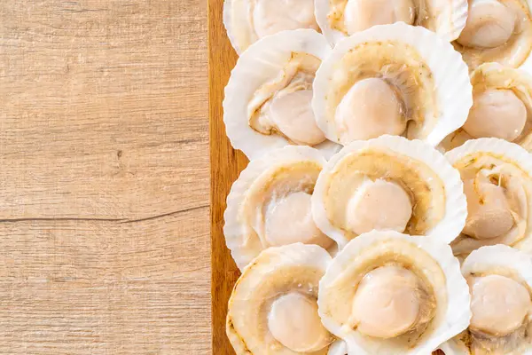 Ahşap tahta üzerinde taze kabuk tarak