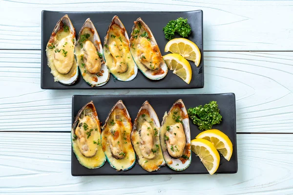 Peynirli taze midye.