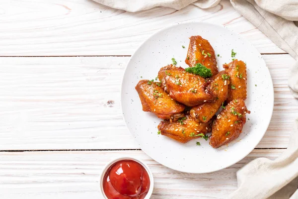 Beyaz susamlı ızgara tavuk kanadı.