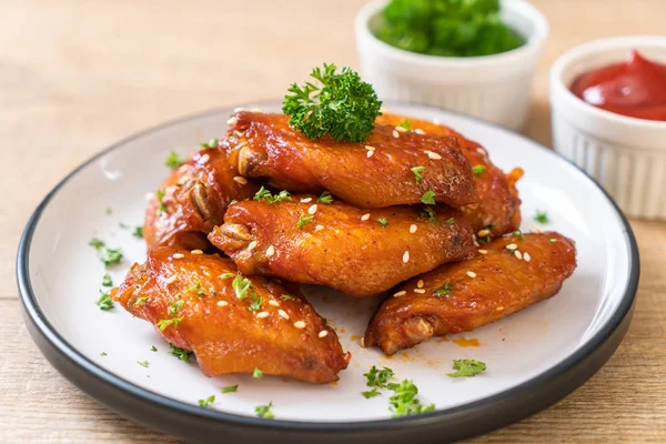 Beyaz susamlı ızgara tavuk kanadı.