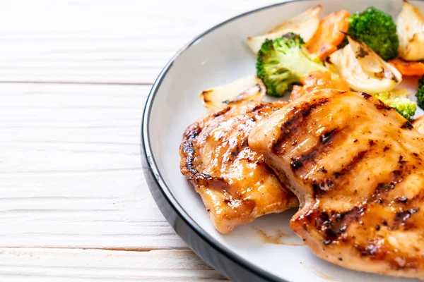 çukurunu tavuk göğsü biftek sebze (brokoli, havuç, soğan ile)