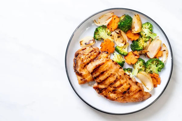 çukurunu tavuk göğsü biftek sebze (brokoli, havuç, soğan ile)