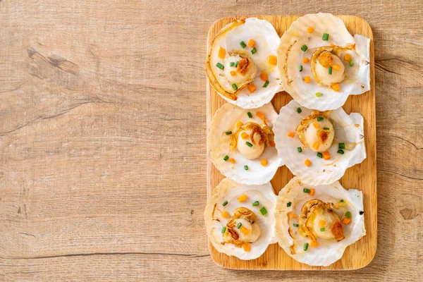 Kızarmış deniz tarağı, tereyağı ve sarımsak.