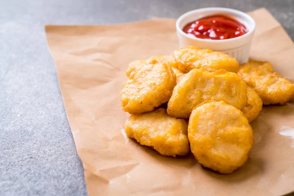 Soslu tavuk nugget, sağlıksız yemek.