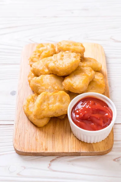 Soslu tavuk nugget, sağlıksız yemek.