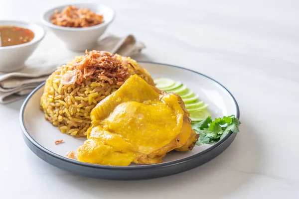 Tavuk - Müslüman gıda tarzı ile Müslüman sarı pirinç