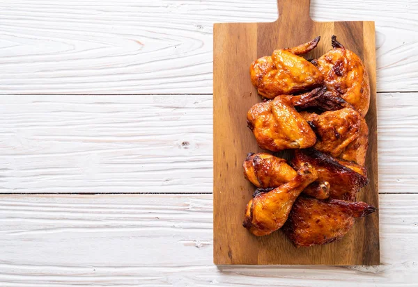 Masada ızgara ve ızgara tavuk.