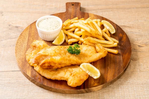 Balık ve patates kızartması. Sağlıksız yiyecekler.