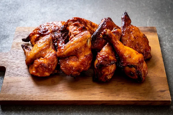 Masada ızgara ve ızgara tavuk.