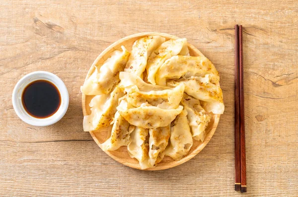 Japon gyoza 'sı ya da soya soslu hamur tatlısı.