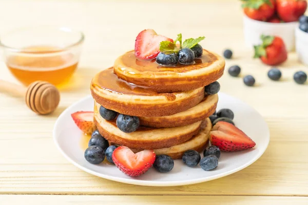 taze yaban mersini, taze çilek ve bal ile sufle gözleme