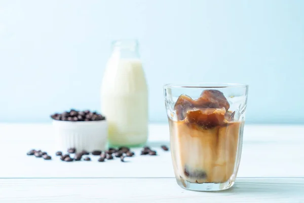 Kopi Dengan Susu Atas Meja Kayu — Stok Foto