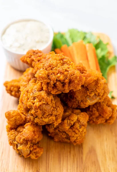 Fried Spicy Chicken Wings Vegetable — Stock Photo, Image