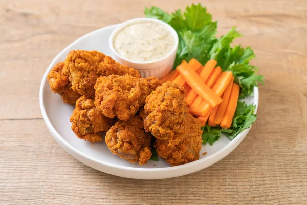 Sebzeli kızarmış tavuk kanadı.