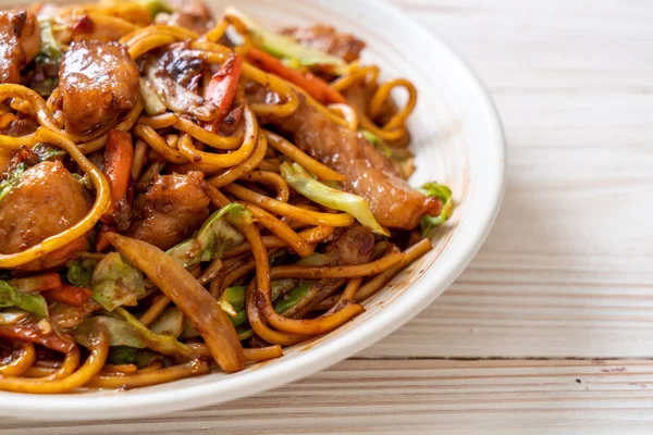 tavada kızartılmış yakisoba noodle pork - Asya gıda tarzı ile