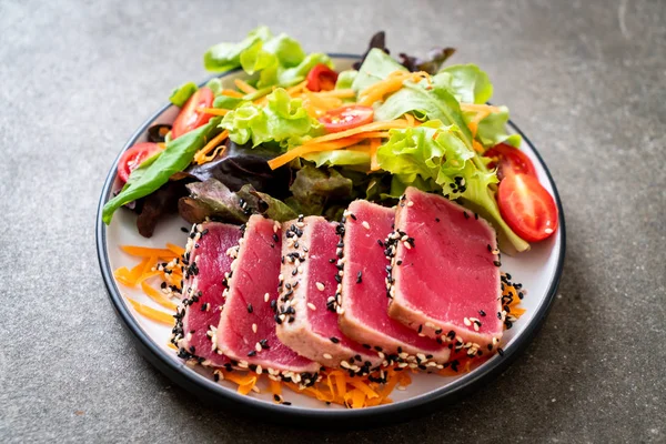 Taze ton balığı ve sebze salatası. Sağlıklı yemek.