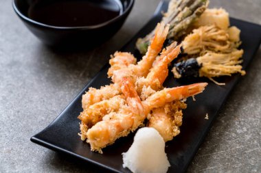 karides tempura (hırpalanmış kızarmış karides) sebze - Japon gıda tarzı