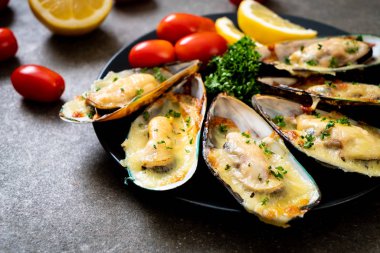 Peynirli taze midye.