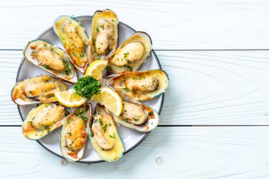 Peynirli taze midye.