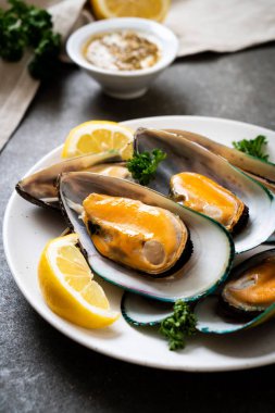 deniz ürünleri midye maydanoz ve limon ile