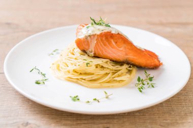 plaka üzerinde kızarmış som balığı spagetti