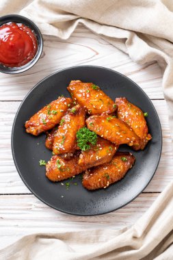 Beyaz susamlı ızgara tavuk kanadı.