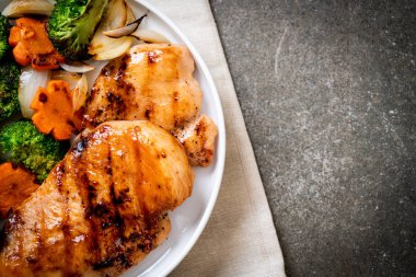 çukurunu tavuk göğsü biftek sebze (brokoli, havuç, soğan ile)