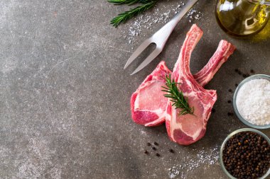 taze domuz pirzolası ham madde ile