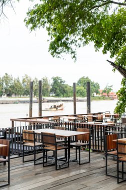 boş ahşap yemek masası ve sandalye restoran ve kafe