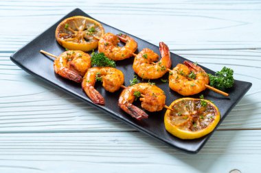Limon - deniz ürünleri tarzı ile ızgara kaplan karides şiş