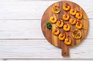 Limon - deniz ürünleri tarzı ile ızgara kaplan karides şiş