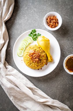 Tavuk - Müslüman gıda tarzı ile Müslüman sarı pirinç