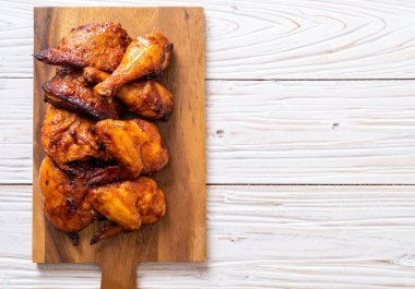 Masada ızgara ve ızgara tavuk.