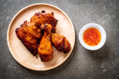 Masada ızgara ve ızgara tavuk.
