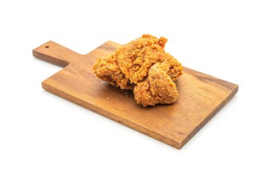 Beyaz arka plan üzerinde izole kızarmış tavuk yemek (abur cubur ve sağlıksız yiyecek)