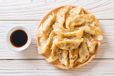Japon gyoza 'sı ya da soya soslu hamur tatlısı.