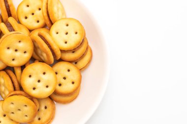 Beyaz arka planda izole edilmiş ananas reçelli hindistan cevizi bisküvisi