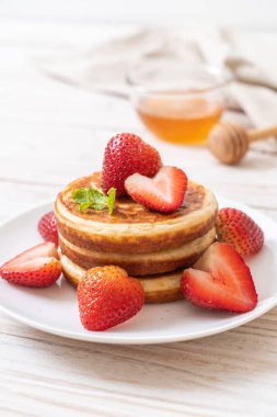 taze çilek ile sufle gözleme