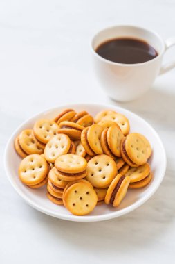 Hindistan cevizli bisküvi ve ananas reçeli.