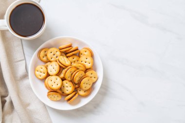 Hindistan cevizli bisküvi ve ananas reçeli.