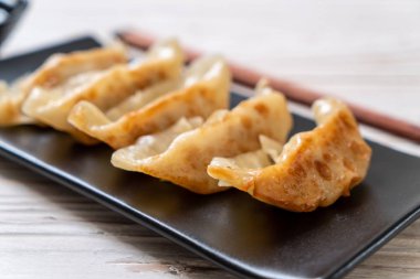 Japon gyoza 'sı ya da soya soslu hamur tatlısı.