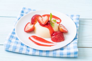 taze çilek - sağlıklı yemek ve tatlı ile yoğurt puding