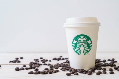 Bangkok, Tayland - 5 Haziran 2018: Beyaz kahve fincanı Starbucks logosu üzerinde tahta arka plan ile. Starbucks dünyanın en büyük kahve evi 61 ülke içinde 20.000'den fazla mağaza ile mi.