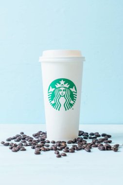 Bangkok, Tayland - 5 Haziran 2018: Beyaz kahve fincanı Starbucks logosu üzerinde tahta arka plan ile. Starbucks dünyanın en büyük kahve evi 61 ülke içinde 20.000'den fazla mağaza ile mi.