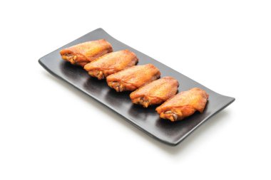 Beyaz arka plan üzerinde izole Barbekü tavuk kanadı