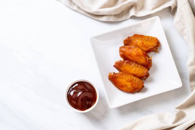 Barbekü tavuk kanadı sosu ile